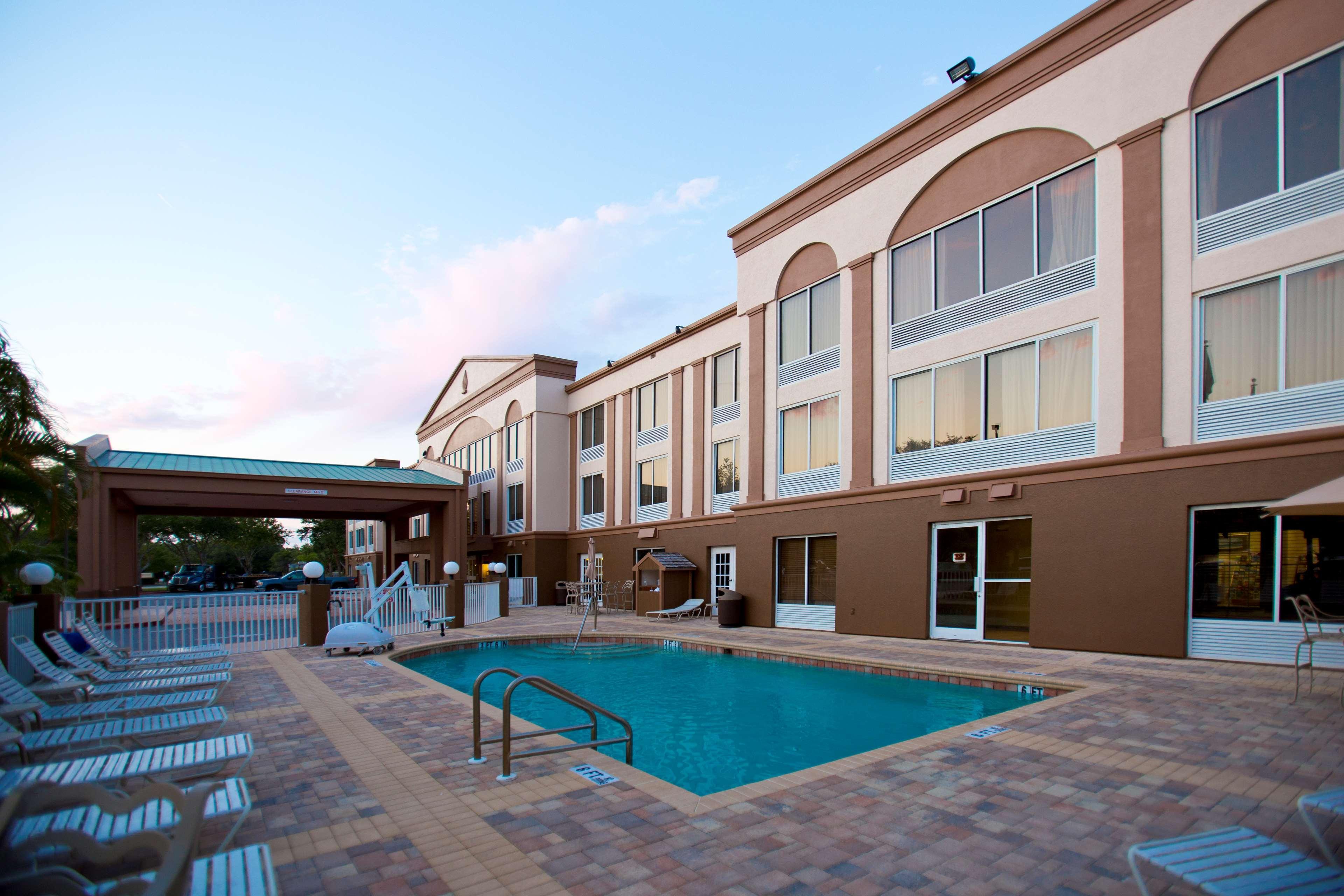 Best Western Plus Ambassador Suites Venice Gardens Extérieur photo